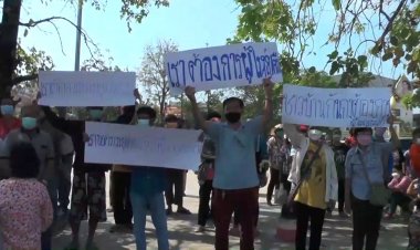 ชาวบ้านชัยภูมิฮือชุมนุมบุกศาลากลางร้องคืนตำแหน่งให้ผู้ใหญ่บ้านน้ำดี(มีคลิป)