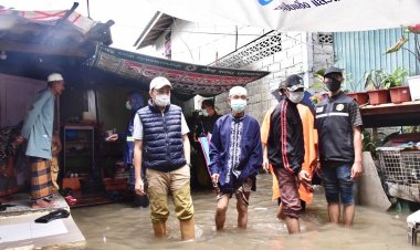 นายกฯเทศบาลเมืองนราธิวาสลุยน้ำเร่งช่วยเหลือเหยื่ออุทกภัย