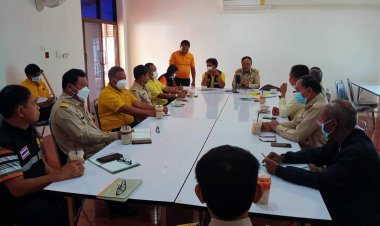 ผู้นำท้องถิ่นประชุมทำบุญตักบาตรสมาคมกำนันผู้ใหญ่บ้าน