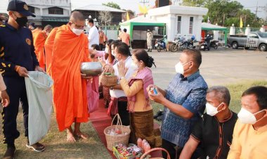 นอภ.อุทุมพรพิสัยนำทุกภาคส่วนทำบุญตักบาตรมอบผู้ประสบภัย