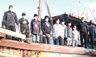 ตำรวจน้ำนราธิวาส จับเรือประมงเวียดนาม ลักลอบเข้าอ่าวไทย(มีคลิป)