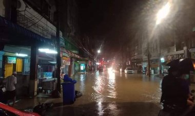 ฝนถล่มน้ำเอ่อล้นคลองเบตงทะลักเข้าท่วมบ้านเรือน