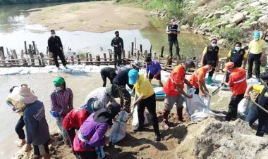 ตากลุยแก้ภัยแล้งทำฝายกั้นลำน้ำแม่น้ำวังเมืองสามเงา