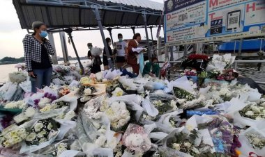 ประธานชุมชนพิบูณสงครามยังไม่เก็บดอกไม้ที่ประชาชนมาร่วมไว้อาลัยบริเวณโป๊ะท่าเรือ รอให้สิ้นสุดกระบวนการให้เรียบร้อยเสียก่อนจะไม่ไปละเมิด