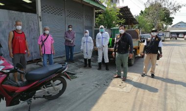 ทน.แม่สอด-อสม.ชุมชนมณีไพรสณฑ์ นำทีม สธ.ฉีดพ่นยาฆ่าเชื้อสกัดโควิด