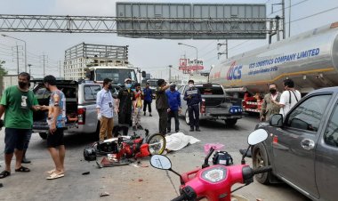 หนุ่มซิ่งจยย.ฝ่าไฟแดงพุ่งชนท้ายกระบะดับคาที่