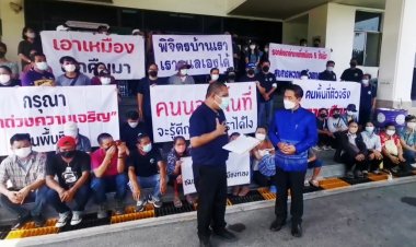 ชาวบ้านตัวจริงชูป้ายหนุนรัฐบาลให้ใบอนุญาตเปิดเหมืองทองอัครากระตุ้นเศรษฐกิจ(มีคลิป)