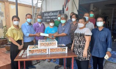 ปธ.และ ผจก."โครงการฉลองนคร -นครแม่สอด" มอบเงินหนุน ชุมชนมณีไพรสณฑ์