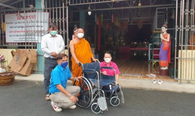 "สจ.กิ๊ก และอดีตรองนายก ทต.บางเสร่" นำคณะมอบรถวีลแชร์ผู้ด้อยโอกาส