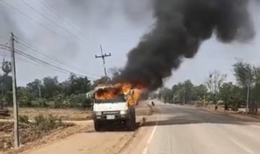 ระทึก!ไฟลุกท่วมห้องเครื่องยนต์รถบรรทุก (มีคลิป)