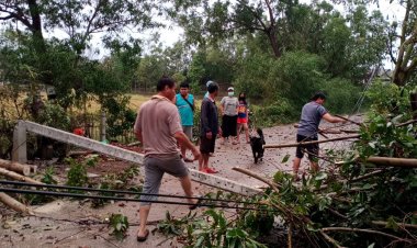 ปภ.ตากเร่งช่วยเหลือเหยื่อวาตภัยเมืองพบพระ