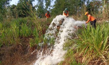 ปภ.ศรีสะเกษลุยแก้ภัยแล้งเติมน้ำแหล่งชุมชน