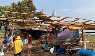พายุฤดูร้อนพัดกระหน่ำบ้านเรือนราษฏร์ตำบลผือใหญ่ย่อยยับหลายสิบหลังคาเรือน