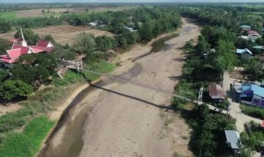 แม่น้ำยมพิจิตรแห้งขอดเป็นทะเลทรายแต่บึงสีไฟที่ขุดลอกเป็นแก้มลิงยังมีน้ำสมบูรณ์(มีคลิป)