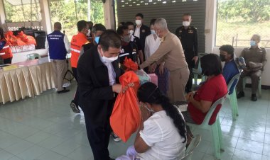รมช.มหาดไทย มอบ ถุงยังชีพพร้อมสิ่งของช่วยเหลือผู้ประสบเหตุวาตภัยในพื้นที่  อ.สามเงา