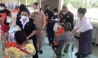 รมช.มหาดไทยมอบถุงยังชีพช่วยผู้ประสบเหตุวาตภัยสามเงา