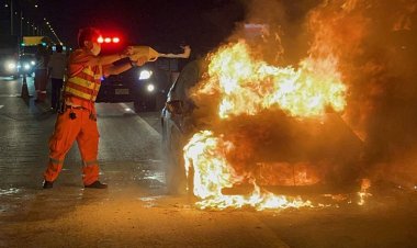 ระทึก!ไฟไหม้รถบีเอ็มดับเบิลยูบนทางด่วนบูรพาวิถี (มีคลิป)