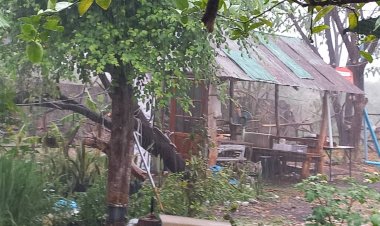 พายุฤดูร้อนถล่มนครแม่สอด ฝนตกหนัก ลมกรรโชกแรง เสียหายหนัก