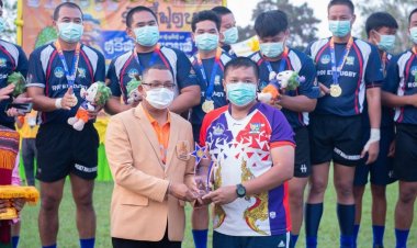นอภ.โพธิ์ศรีสุวรรณมอบเหรียญรางวัล-โล่ห์รางวัลกีฬารักบี้ฟุตบอล 7 คน ชาย/หญิง
