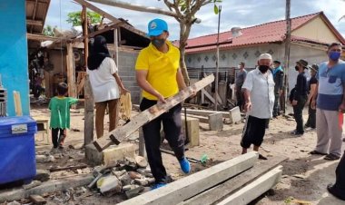 ตำรวจเมืองปัตตานีร่วมซ่อมแซมบ้านคนยากจน