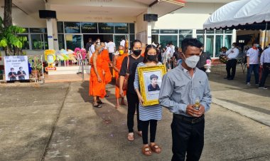 ร่ำให้ดังสนั่นวัด!เผาแล้วศพ"น้องเปรม"เหยื่อรุ่นพี่รับน้องโหด (ชมคลิป)