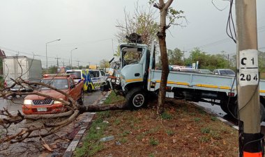ฝนตกถนนลื่น6ล้อเสียหลักพุ่งชนต้นไม้ขาดครึ่งท่อนคนขับสาหัส