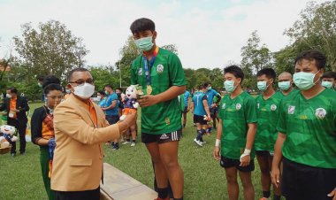 นอภ.โพธิ์ศรีสุวรรณมอบเหรียญรางวัล-มอบโล่ นักกีฬาดีเด่นรักบี้