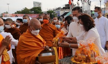โคราชทำบุญตักบาตรพระสงฆ์เมืองถวายเป็นพุทธบูชาสถาปนาเมือง (ชมคลิป)