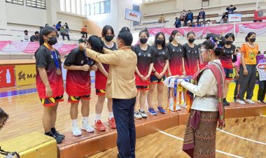 เจ้าเมืองศรีสะเกษมอบเหรียญรางวัลแก่นักกีฬาบาสเกตบอลแข่งกีฬาแห่งชาติครั้งที่ 47