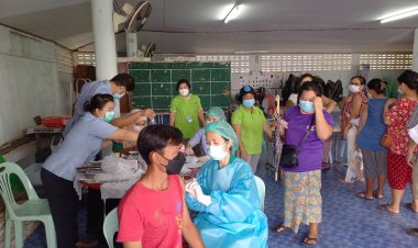 รพ.แม่สอดบริการเคลื่อนที่ฉีดวัคซีนโควิดชาวชุมชนมณีไพรสณฑ์(ชมคลิป)