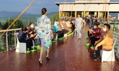 อลังการแฟชั่นโชว์ผ้าท้องถิ่นยะลาบนแคทวอร์คสกายวอร์คอัยเยอร์เวง(มีคลิป)