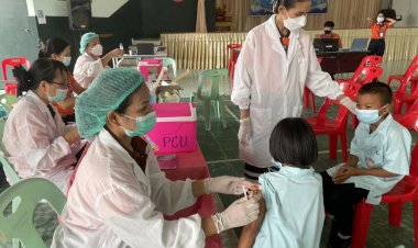 นอภ.ขุนหาญ เยียมให้กำลังใจเจ้าหน้าที่ เด็ก -ผู้ปกครอง ฉีดวัคซีน