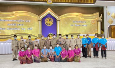 เจ้าเมืองศรีสะเกษมอบโล่รางวัลเกียรติยศของมท.1แก่หมู่บ้านแผ่นดินธรรม แผ่นดินทอง