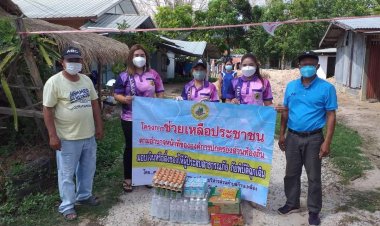 อบต.ก้านเหลือระดมนำเครื่องยังชีพมอบผู้ป่วยโควิดกักตัวที่บ้าน