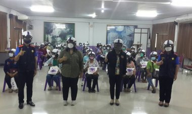 นายกอบต.ทุ่งนางามลุยแจกหมวกกันน็อคหลายร้อยใบแก่ชาวบ้าน