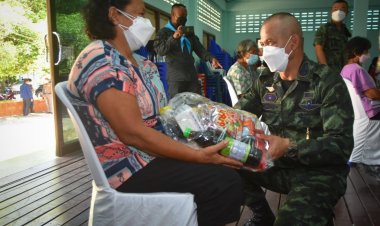ผอ.ศปพร. ส่งต่อความห่วงใย มอบถุงยังชีพให้พี่น้องประชาชนสู้โควิด