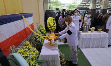 ในหลวทรงพระกรุณาโปรดเกล้าฯเชิญพวงมาลาหลวง-พระราชทานเพลิงศพวีระชนตร.เหยื่อไฟใต้