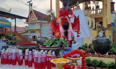 เซียนหวยแห่ขอเลขเด็ดท้าวเวสสุวรรณวัดสง่างามเมืองปราจีนฯ(มีคลิป)