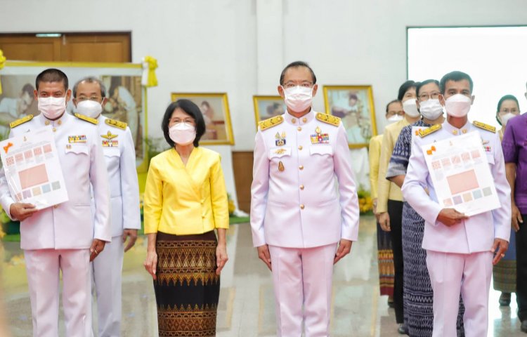 ปทุมธานีจัดพิธีมอบแบบลายผ้าพระราชทาน “ผ้าขิดลายนารีรัตนราชกัญญา”