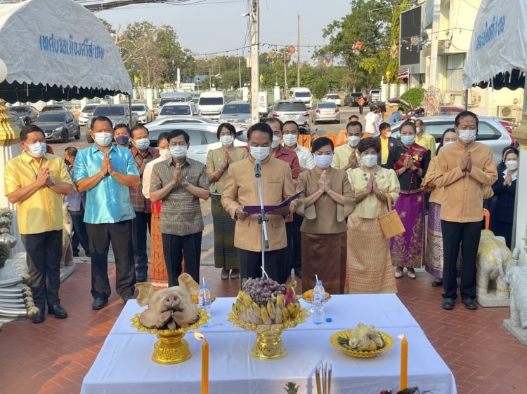 เจ้าเมืองศรีสะเกษ-เหล่ากาชาดบวงสรวงสักการะสิ่งศักดิ์สิทธิ์จัดมหกรรมกีฬาแห่งชาติ