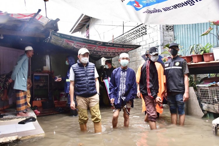 นายกฯเทศบาลเมืองนราธิวาสลุยน้ำเร่งช่วยเหลือเหยื่ออุทกภัย