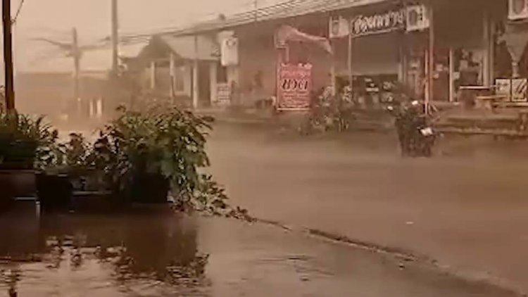 ระทึก!ฝนพายุถล่มในพื้นที่หนองบัวแดงบ้านเรือนประชาชนเสียหาย(มีคลิป)