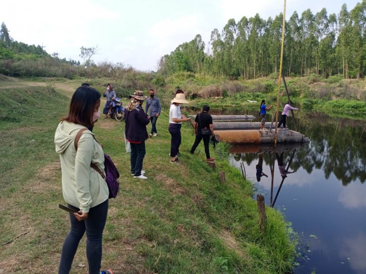 ชาวบ้านร้องท่อระบายน้ำเสียรง.ปราจีนฯแตกไหลลงคลองสัตว์น้ำตายเพียบ