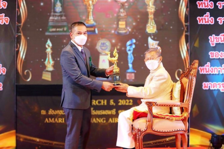 'วศิน วรรณพฤกษ์' เข้ารับรางวัล”หงส์ทอง” คนไทยตัวอย่าง ครั้งที่ 9 ประจำปี 2565