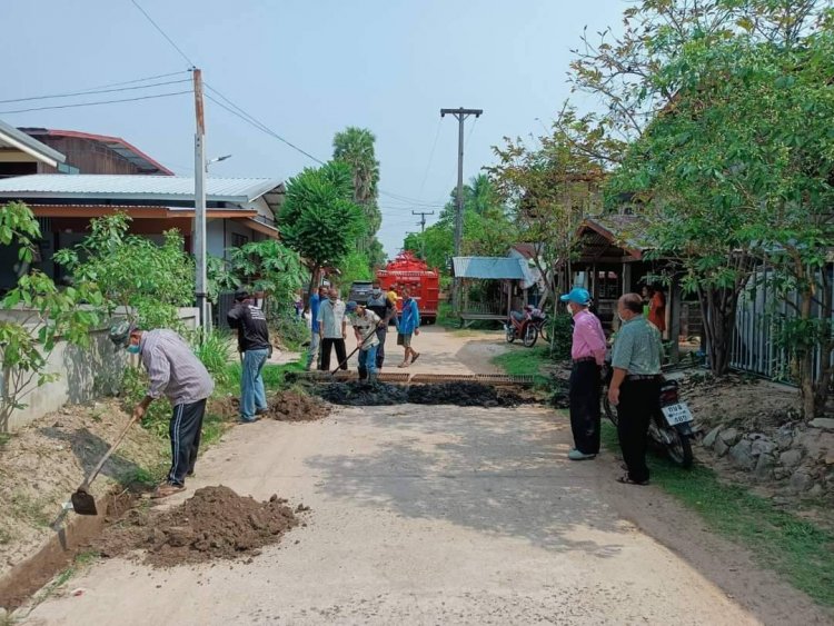 นายกอบต.โนนสังข์ระดมจิตอาสาปรับภูมิทัศน์หมู่บ้าน