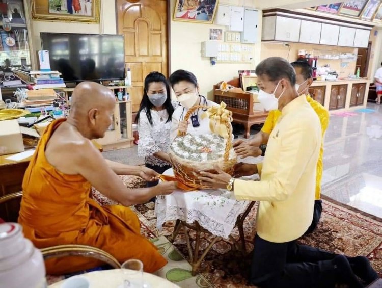 "พระเทพศิลวิสุทธิ"เจ้าอาวาสวัดประชุมชลธารา รับโล่รางวัล ค่าของแผ่นดิน