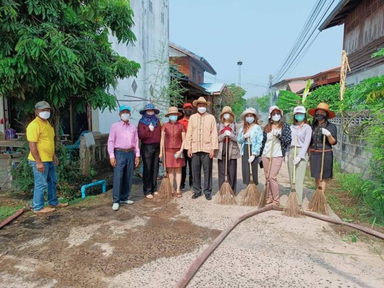 นายกอบต.โนนสังนำจนท.ลุยปรับภูมิทัศน์หมู่บ้านให้สวยงามน่าอยู่อาศัย