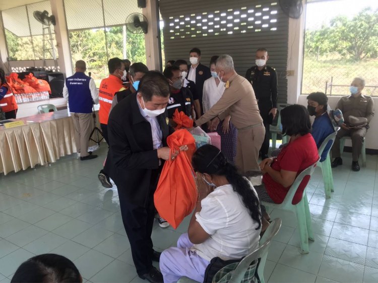 รมช.มหาดไทย มอบ ถุงยังชีพพร้อมสิ่งของช่วยเหลือผู้ประสบเหตุวาตภัยในพื้นที่  อ.สามเงา