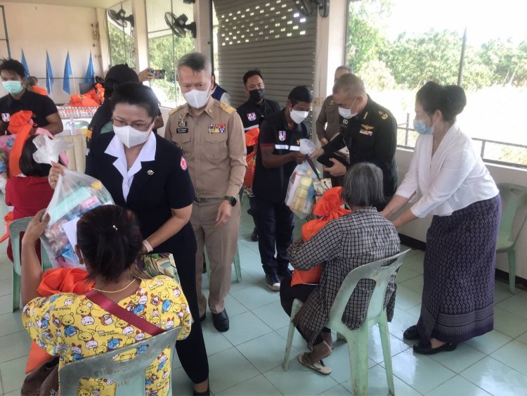 รมช.มหาดไทยมอบถุงยังชีพช่วยผู้ประสบเหตุวาตภัยสามเงา