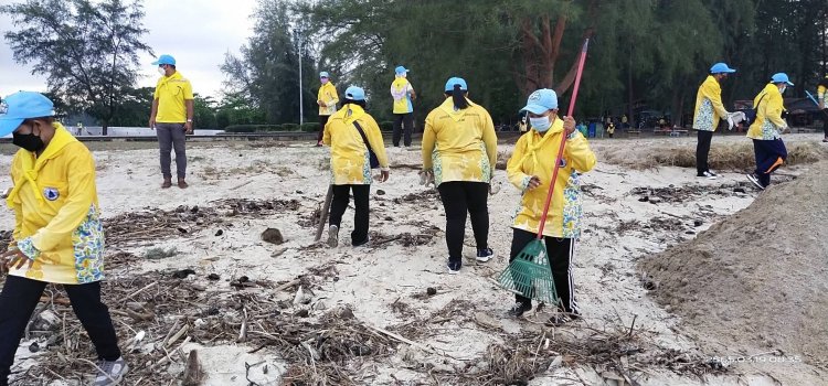 นายกฯเล็ก นราธิวาส นำทีมงานจิตอาสาทำความสะอาดหาดนราทัศน์